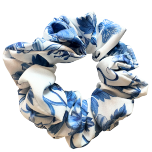 Hedvábná scrunchie medium – Blue Flowers