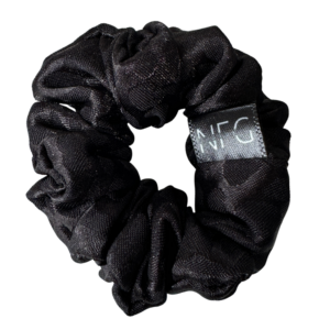 Saténová scrunchie minimalist – Black Panter