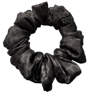 Saténová scrunchie medium – Black Panter
