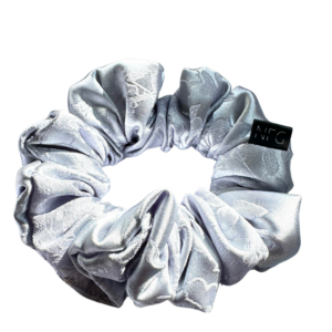 Saténová scrunchie medium – Silver Mist